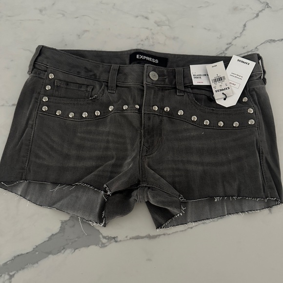 Express Pants - Express Relaxed Low Rise Jean Shortie Shorts Frayed Hem Stud Detail size 6 NWT